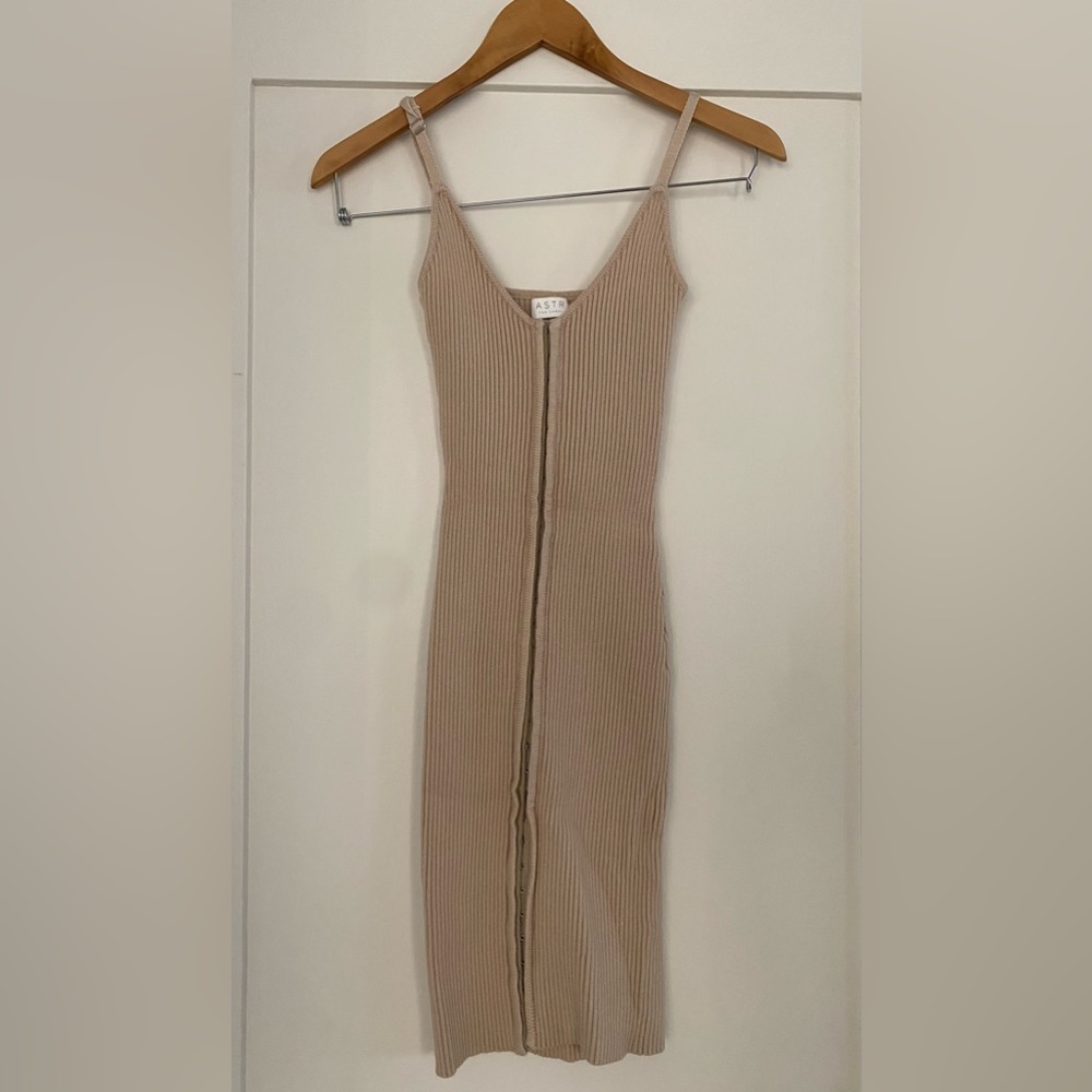 NWOT ASTER THE LABEL FLATTERING FITTING DRESS
